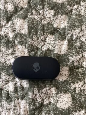 Skullcandy Black Portable Earbud Charging Case